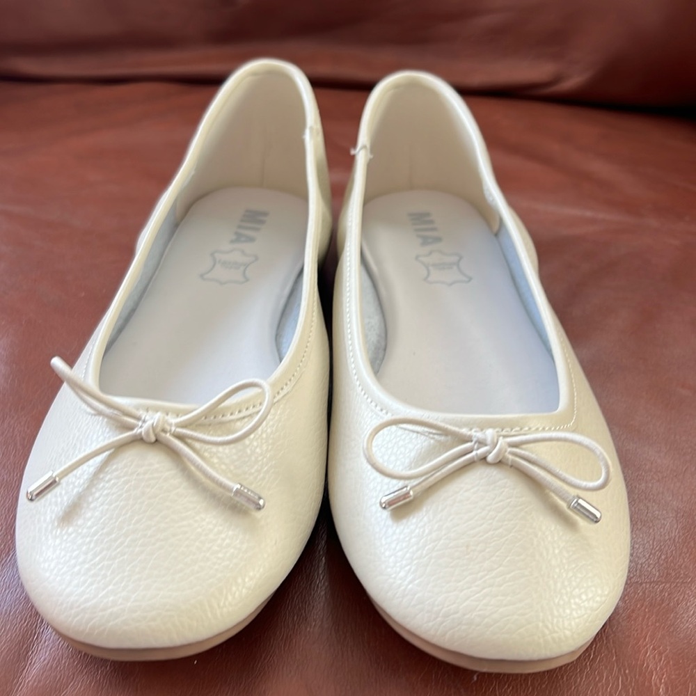 MIA Ballet Flats off/white 8. Never worn! Genuine leather.